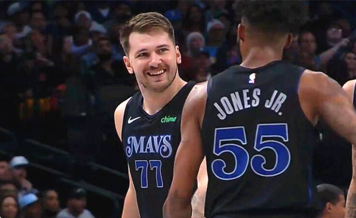 广东籍球员廖锦涛、吕焯毅参与英博队内的大连话挑战，前者胜（英博队内大连话挑战：广东籍球员廖锦涛战胜吕焯毅）