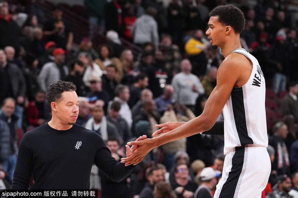 斯洛特：这点球在英超可能不会判；萨拉赫？今晚属于在场球员（斯洛特：这粒点球英超未必会判；萨拉赫？今夜属于出战的球员）