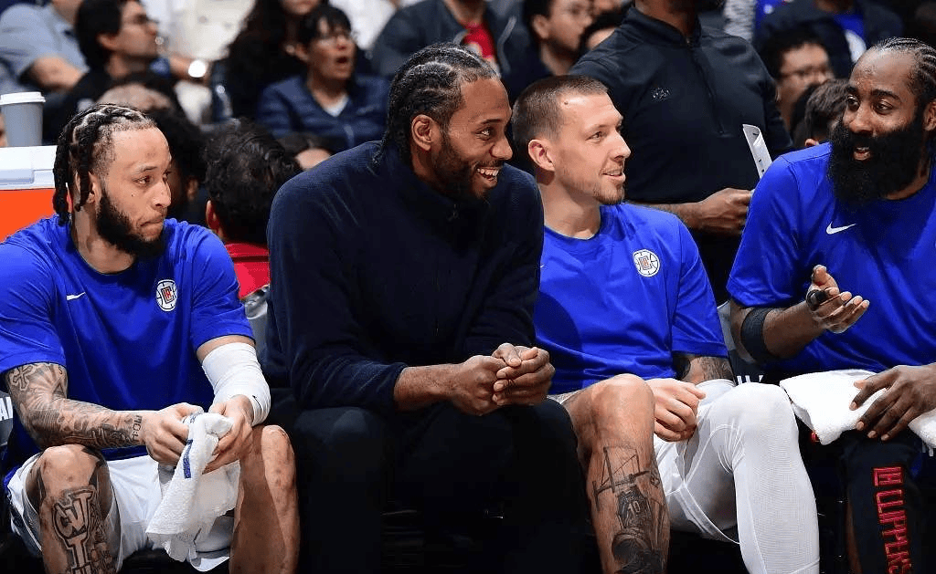 多方消息：萨利巴没有被拍到随队前往维拉公园球场（多家消息源：未见萨利巴随队赴维拉公园球场）