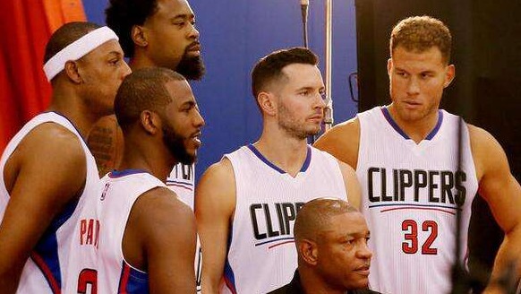 詹姆斯助攻队友完成精彩扣篮（詹姆斯妙传助队友上演精彩暴扣）