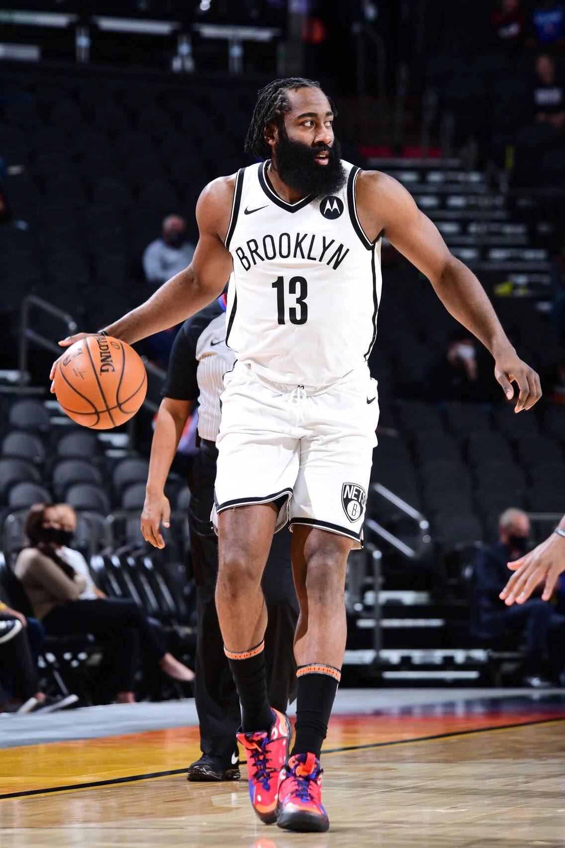 山东男篮胜北京队，许利民不满球员表现称暴露问题有帮助（山东男篮击败北京，许利民仍不满球员表现：暴露问题也是好事）