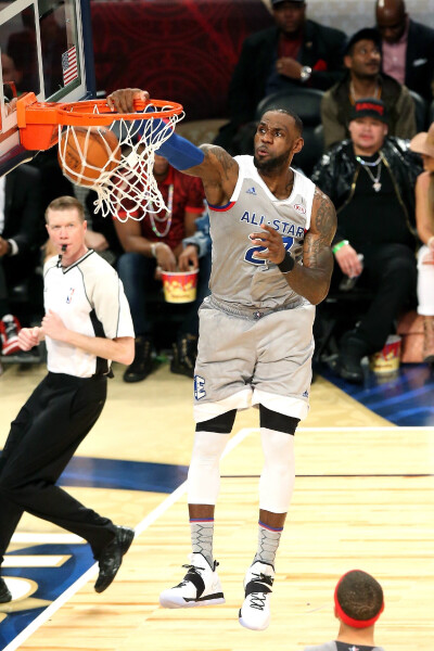 伤愈回归，三笘薰重返球场进行单独训练（三笘薰伤愈复出 重返球场展开个人训练）