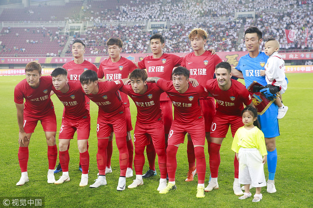 远在迈阿密心系罗马，托蒂和坎德拉用手机观看老东家焦点大战（托蒂与坎德拉身在迈阿密，仍用手机观看罗马焦点战）