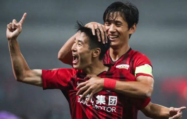 足球中超主帅否认下课传闻：全力以赴（中超主帅辟谣下课风波：将继续全力以赴）